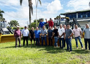 Deputado Pedro Fernandes entrega retroescavadeira e declara apoio à Monte Negro