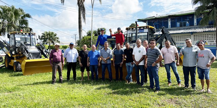 Deputado Pedro Fernandes entrega retroescavadeira e declara apoio à Monte Negro Deputado Pedro Fernandes entrega retroescavadeira e declara apoio à Monte Negro