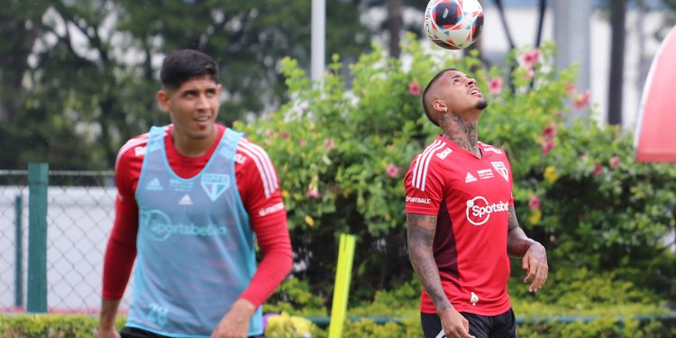 São Paulo F.C. – Diego Costa, Welington e David realizam parte do treino com o elenco São Paulo F.C. – Diego Costa, Welington e David realizam parte do treino com o elenco