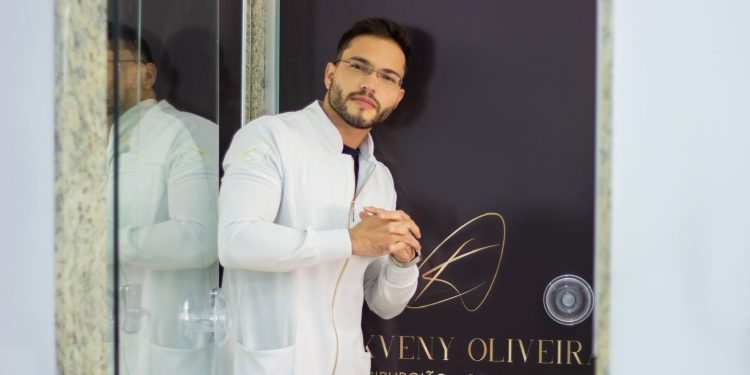 Dr. Kveny Oliveira: cirurgião dentista faz sucesso no setor de lentes de contato dentais Dr. Kveny Oliveira: cirurgião dentista faz sucesso no setor de lentes de contato dentais