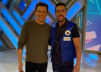 Apresentador Thiago Rocha ganha homenagem no Programa Domingo Legal