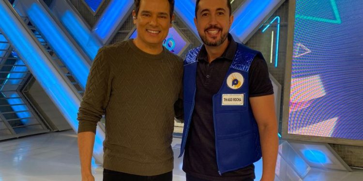 Apresentador Thiago Rocha ganha homenagem no Programa Domingo Legal Apresentador Thiago Rocha ganha homenagem no Programa Domingo Legal