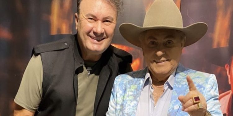 Milionário canta sucessos ao lado de Paraná em um show inesquecível Milionário canta sucessos ao lado de Paraná em um show inesquecível