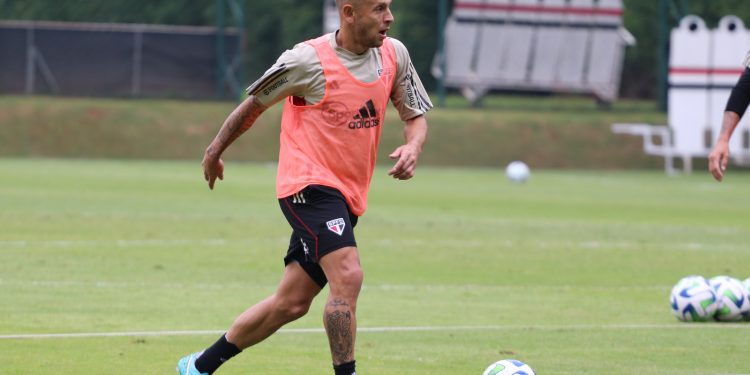 São Paulo F.C. – Tricolor finaliza a preparação antes de embarcar para Curitiba São Paulo F.C. – Tricolor finaliza a preparação antes de embarcar para Curitiba
