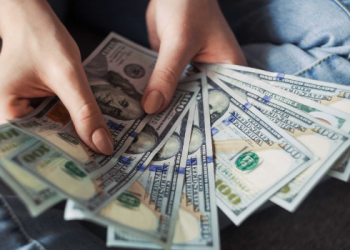 Quer receber renda passiva em dólar? Saiba as 5 ações que pagam