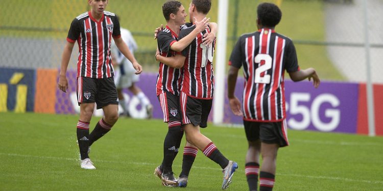 São Paulo F.C. – De virada, Sub-15 vence o Flamengo e avança na Nike Premier Cup São Paulo F.C. – De virada, Sub-15 vence o Flamengo e avança na Nike Premier Cup