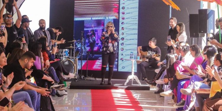 Cantora Sertaneja Paula Mattos participa de evento dia das mães no Shopping VHT, no Coração do Brás Cantora Sertaneja Paula Mattos participa de evento dia das mães no Shopping VHT, no Coração do Brás