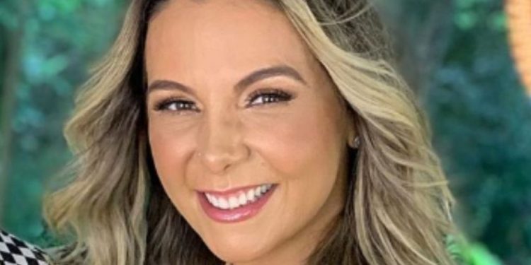 Carla Perez pede ajuda para colônia de pescadores atingida pelas chuvas Carla Perez pede ajuda para colônia de pescadores atingida pelas chuvas