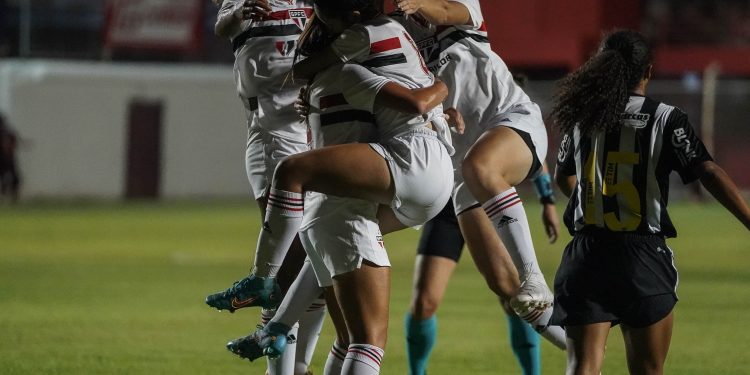 São Paulo F.C. – Com torcida, feminino enfrenta o Atlético-MG pelo Brasileiro Sub-20 São Paulo F.C. – Com torcida, feminino enfrenta o Atlético-MG pelo Brasileiro Sub-20