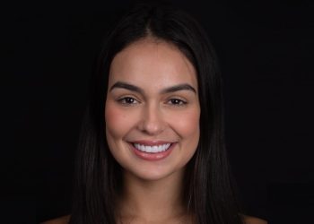 Avaliado em R$ 60 mil, ex BBB Larissa Santos troca lentes de contato dental com Dr Viotto