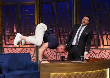 Luiz Mesquita impressiona Danilo Gentili com exercícios de calistenia no The Noite