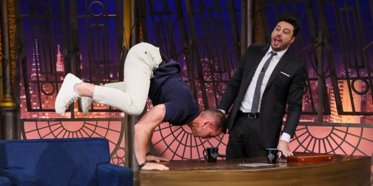 Luiz Mesquita impressiona Danilo Gentili com exercícios de calistenia no The Noite