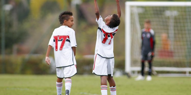 São Paulo F.C. – Com 19 gols, Sub-11 e Sub-13 fecham o fim de semana da base São Paulo F.C. – Com 19 gols, Sub-11 e Sub-13 fecham o fim de semana da base
