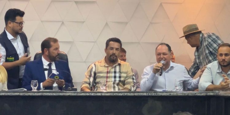 Deputado Pedro Fernandes participa da posse de Hildon Chaves na Arom