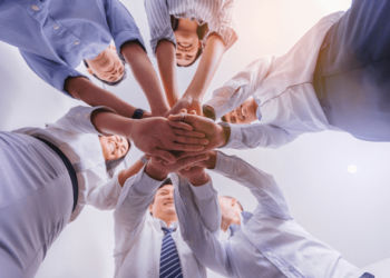 Melhorando a moral do time de vendas: dicas do especialista Lincon Beraldo para estimular sua equipe