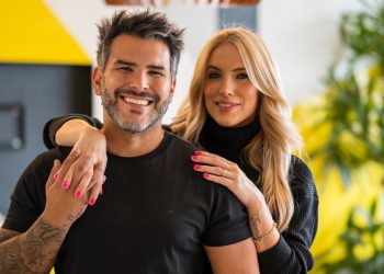 Dennis Ayres e Nathalia Zalaf posam para ensaio de campanha do dia dos namorados de famosa grife