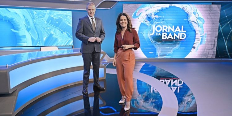 Eduardo Oinegue e Adriana Araújo estreiam nova fase do “Jornal da Band”