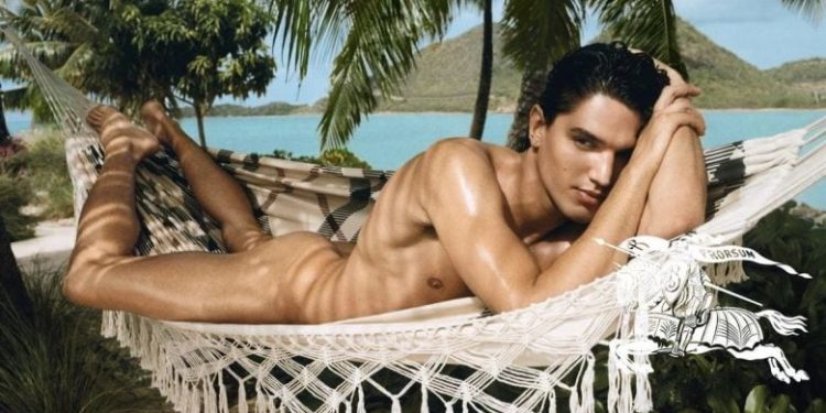 Matheus Mesquita: modelo brasileiro aparece nu em nova campanha da Burberry Matheus Mesquita: modelo brasileiro aparece nu em nova campanha da Burberry