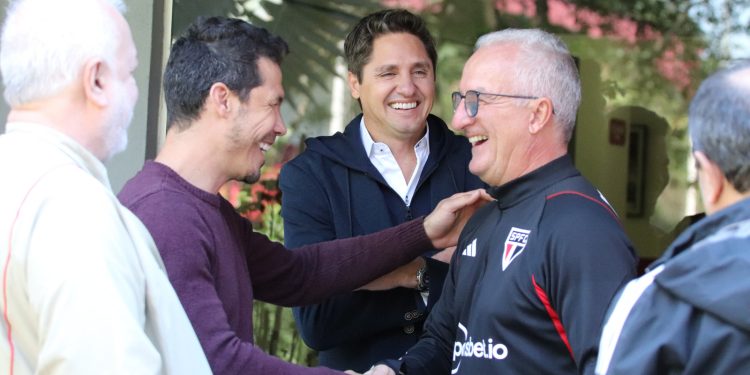 São Paulo F.C. – Com as visitas de Hernanes e Edmílson, Tricolor encerra preparação para duelo com o Athletico