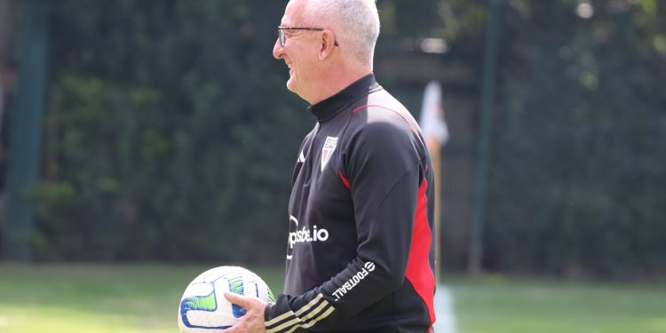 São Paulo F.C. – Tricolor encerra preparação para duelo com o Fluminense São Paulo F.C. – Tricolor encerra preparação para duelo com o Fluminense