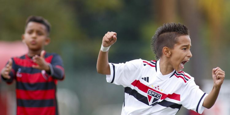 São Paulo F.C. – Sub-11 e Sub-13 goleiam o Primavera em Cotia São Paulo F.C. – Sub-11 e Sub-13 goleiam o Primavera em Cotia