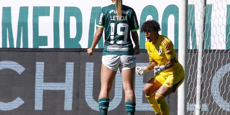 São Paulo F.C. – Craque do jogo, Carlinha comemora a classificação para a semifinal
