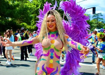 Rainha Camila Prins e batucada Curuja Colorida participam da parada LGBTQIA+ na Suíça