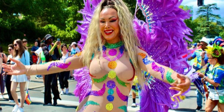 Rainha Camila Prins e batucada Curuja Colorida participam da parada LGBTQIA+ na Suíça