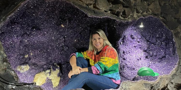 Ana Paula Alves lança o “Anna Therapy”, com artigos de decoração, semijoias nas formas de quartzos, ametistas e muito mais Ana Paula Alves lança o “Anna Therapy”, com artigos de decoração, semijoias nas formas de quartzos, ametistas e muito mais