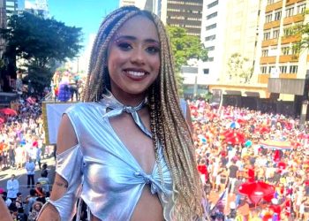 Cantora e compositora Aristella foi um dos destaques na 27ª Parada do Orgulho LGBT+ de SP