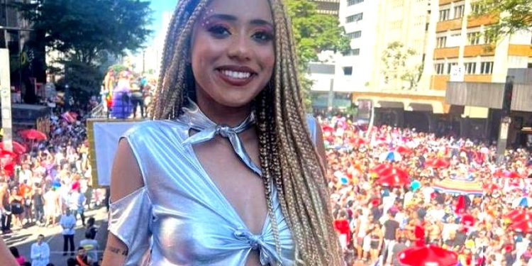 Cantora e compositora Aristella foi um dos destaques na 27ª Parada do Orgulho LGBT+ de SP Cantora e compositora Aristella foi um dos destaques na 27ª Parada do Orgulho LGBT+ de SP