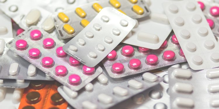 Empresas farmacêuticas prometem substituir as bulas; confira
