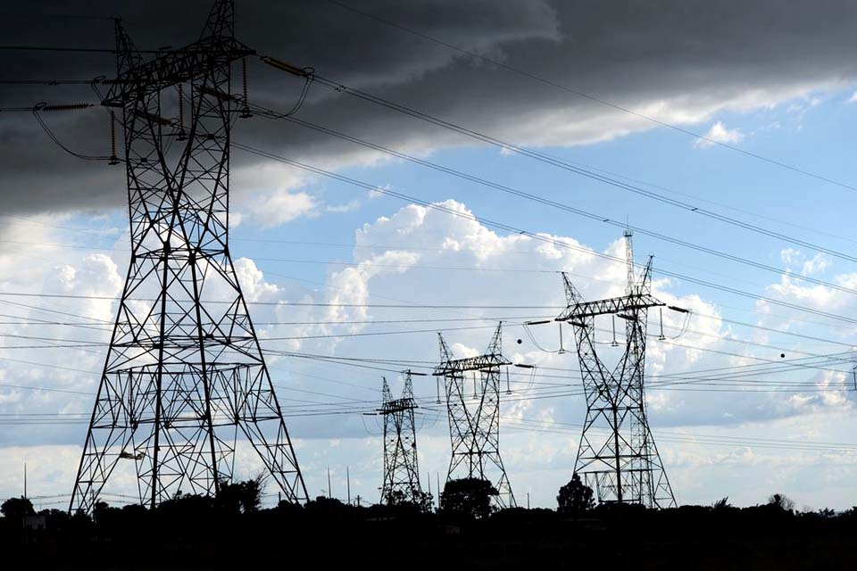 Leilão de linhas de transmissão vai gerar investimento de R bilhões Leilão de linhas de transmissão vai gerar investimento de R bilhões
