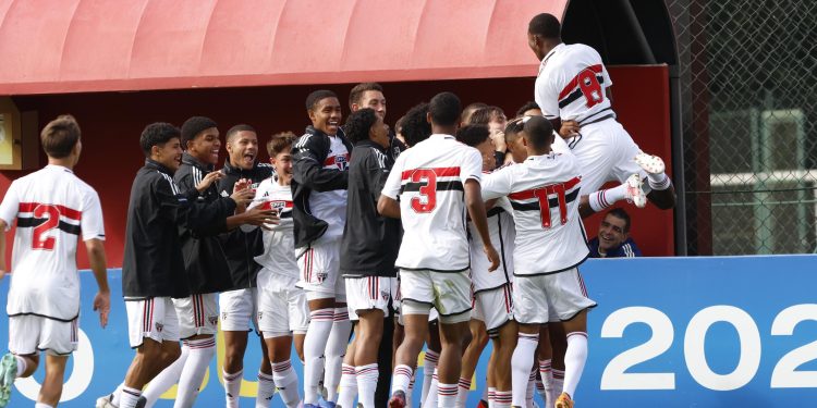 São Paulo F.C. – Pelo Brasileiro Sub-17, Tricolor enfrenta o Athletico-PR em Cotia São Paulo F.C. – Pelo Brasileiro Sub-17, Tricolor enfrenta o Athletico-PR em Cotia