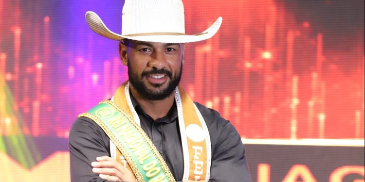 Rodrigo Avelino é eleito Rei Nacional do Rodeio 2022/2023 pelas mãos da Rainha Nacional do Rodeio 2022/2023 Maria Edna Rodrigo Avelino é eleito Rei Nacional do Rodeio 2022/2023 pelas mãos da Rainha Nacional do Rodeio 2022/2023 Maria Edna