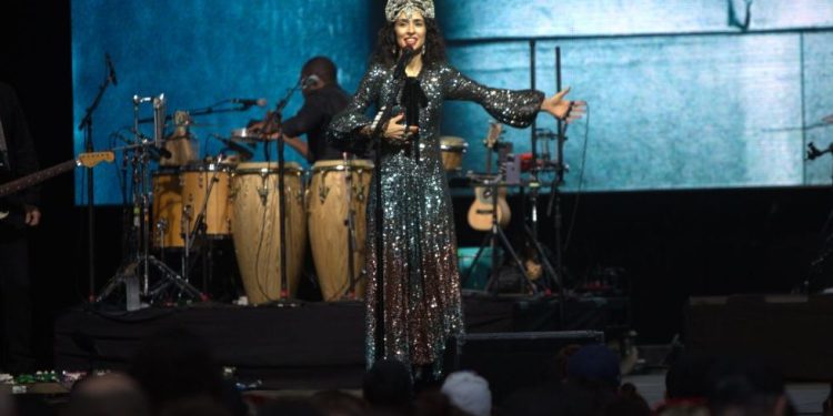 Marisa Monte encanta fãs com show no Brasil Summerfest no Central Park em NY Marisa Monte encanta fãs com show no Brasil Summerfest no Central Park em NY