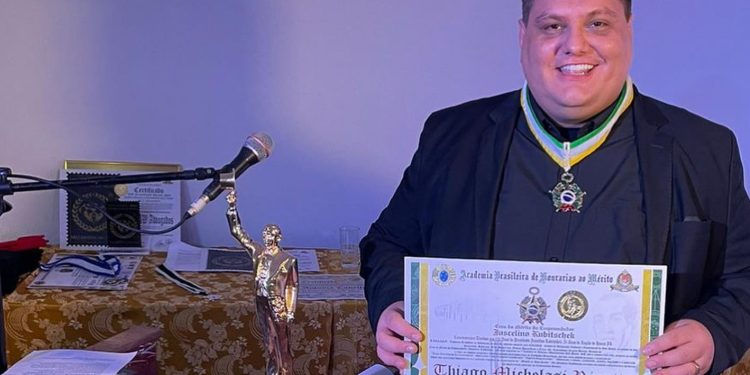 Jornalista Thiago Michelasi é nomeado “Comendador” durante premiação da Academia Brasileira de Honrarias ao Mérito Jornalista Thiago Michelasi é nomeado “Comendador” durante premiação da Academia Brasileira de Honrarias ao Mérito