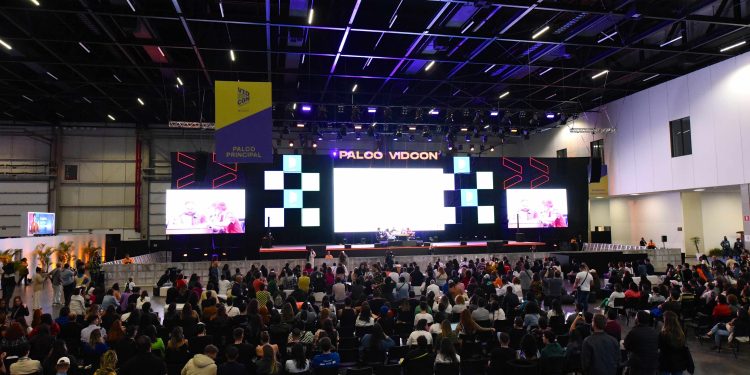 Manu Gavassi, Felipe Castanhari, Pequena Lo e Mais: Estrelas do Digital Iluminam VidCon São Paulo Manu Gavassi, Felipe Castanhari, Pequena Lo e Mais: Estrelas do Digital Iluminam VidCon São Paulo