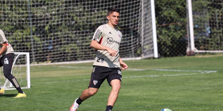 São Paulo F.C. – Elenco dá sequência à preparação para duelo no Morumbi São Paulo F.C. – Elenco dá sequência à preparação para duelo no Morumbi