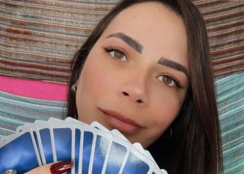 Médium Carol Olìvié prevê gravidez de Anitta