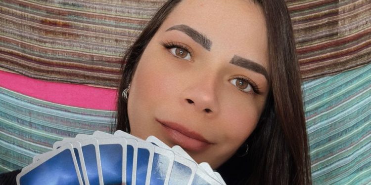 Médium Carol Olìvié prevê gravidez de Anitta Médium Carol Olìvié prevê gravidez de Anitta