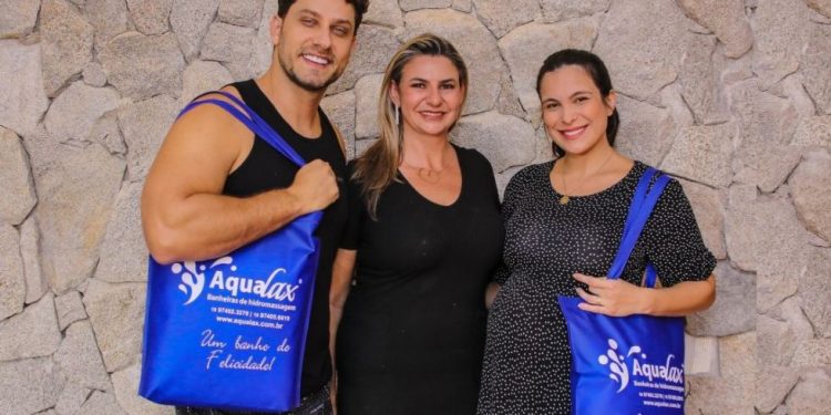 Grávidos do 2º filho, ex BBB Kamilla Salgado e Elieser Ambrosio realizam sessão de fotos em banheira Grávidos do 2º filho, ex BBB Kamilla Salgado e Elieser Ambrosio realizam sessão de fotos em banheira