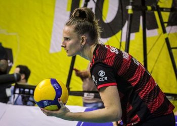 Atleta do vôlei do Flamengo, Valquíria Dullius, se orgulha de pertencer a equipe do Bernardinho