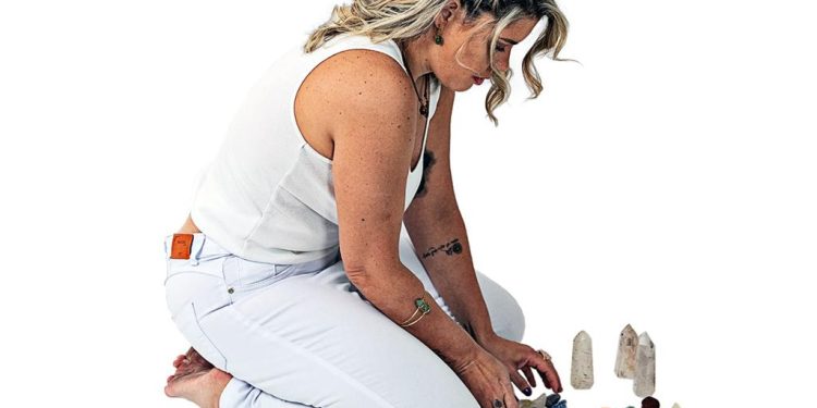 Terapeuta holística Ana Paula Alves explica a importância da limpeza física e energética das peças, mesmo que para uso decorativo ou em terapias