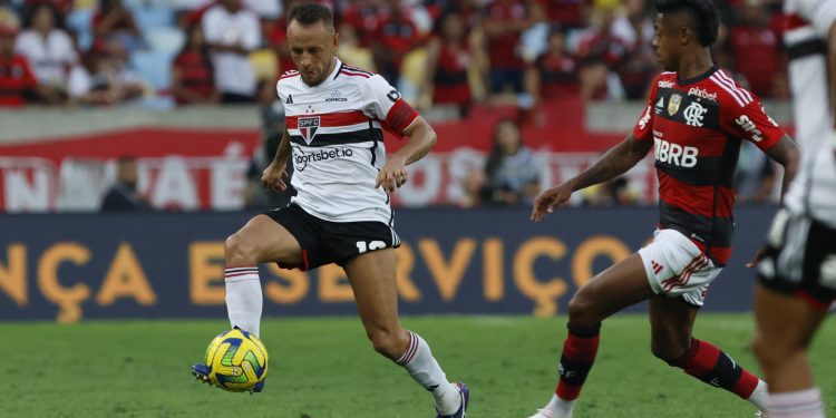 São Paulo F.C. – Rafinha elogia postura em vitória e mantém equilíbrio na decisão São Paulo F.C. – Rafinha elogia postura em vitória e mantém equilíbrio na decisão
