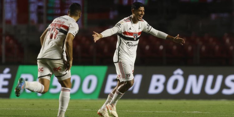 São Paulo F.C. – Após o título da Copa do Brasil, Tricolor bate o Coritiba pelo Brasileirão São Paulo F.C. – Após o título da Copa do Brasil, Tricolor bate o Coritiba pelo Brasileirão
