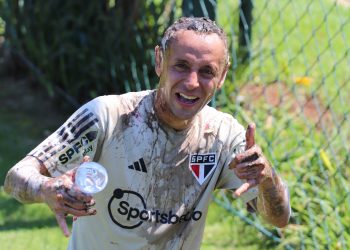 São Paulo F.C. – Aniversariante do dia, Rafinha recebe trote dos companheiros