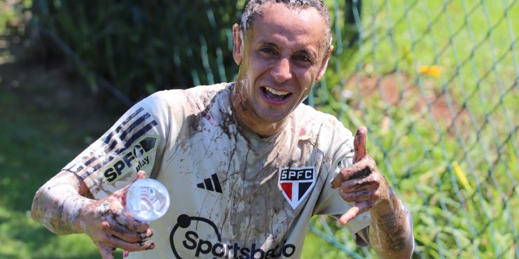São Paulo F.C. – Aniversariante do dia, Rafinha recebe trote dos companheiros São Paulo F.C. – Aniversariante do dia, Rafinha recebe trote dos companheiros