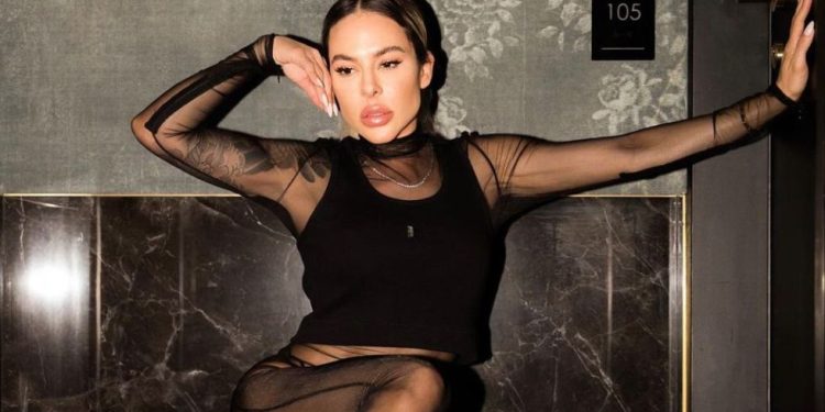 Após procedimento de 100 mil, modelo Juliana Herc se recupera no pós-operatório da Clinica Nany Mota Após procedimento de 100 mil, modelo Juliana Herc se recupera no pós-operatório da Clinica Nany Mota