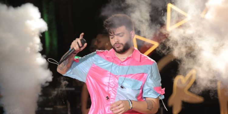 Kadu Martins grava Swing do Km 2.0 ao vivo na Praia do Futuro em Fortaleza